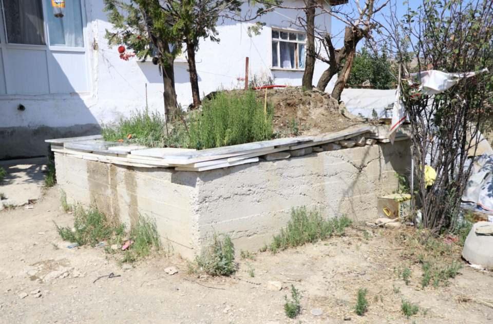 <p><strong>'ONLAR BİZİ BİZ DE ONLARI KORUYORUZ'</strong></p>
<p>Evinin bahçesinde şehit mezarı bulunan Kemal Güçlü, "Köyümüzün içinde 4 tane şehit var. Biz şehitlere vatandaş olarak, köylü olarak sahip çıkıyoruz. Devletimiz, şehitlerimizin mezarlarını yaptı. Mezar yapılmadan önce, taşla çevriliyken de biz şehitlerimize sahip çıktık. Şehitler olmasaydı biz yaşayamazdık, onlar bizim için canlarını verdiler. Ne mutlu bize ki avlumuzun içinde şehidimiz var. Onlar bizi koruyorlar, biz de onları koruyoruz. Biz onları koruyarak onlara sahip çıkacağız. Devletimiz şehitlerimize mezar yaptı, biri söylenmemiş. Bir şehidimiz de yol kenarında ona da mezar yapılmasını istiyoruz. Şehitlerimize bakıyoruz, hatta köylü olarak dağdaki şehitlerimize tankerlerle su götürüyoruz, suluyoruz, yeşillik yapıyoruz. Sahip çıkmak zorundayız" dedi.</p>
<p> </p>