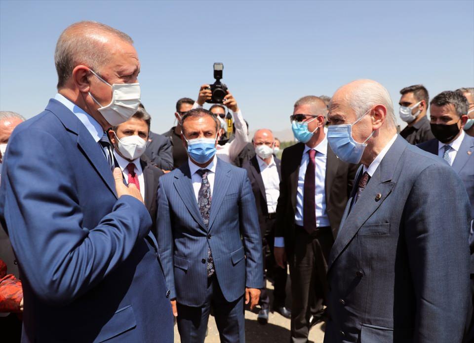 <p>Türkiye Cumhurbaşkanı Recep Tayyip Erdoğan, Malazgirt Zaferi'nin 950. yıl dönümü dolayısıyla Malazgirt Milli Park Alanı'nda düzenlenen programa katıldı. Programa MHP Genel Başkanı Devlet Bahçeli de katıldı.</p>
