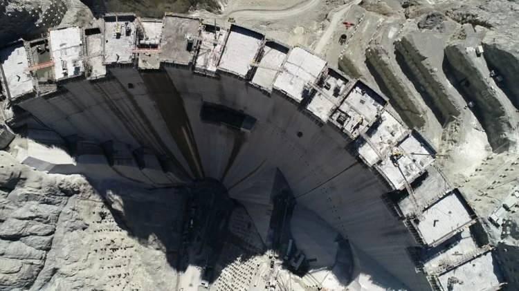 <p><strong>GÖVDE 100 KATLI GÖKDELENE EŞİT</strong></p>
<p>Baraj inşaatında, 440 metre temel kotundan başlanarak, 710 metre kotuna yükselen 275 metrelik gövde inşa edildi. Gövde yüksekliği 100 katlı gökdelene eş değer olan Yusufeli Barajı'nda, Artvin'den Edirne'ye 13 metre platform genişliğinde beton yol veya 120 metrekarelik 60 bin konutun inşa edilebileceği 4 milyon metreküp beton kullanıldı.</p>
