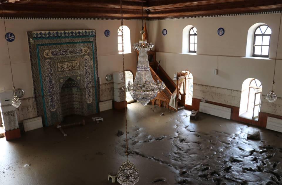 <p> Kastamonu Bozkurt'taki sel felaketinde içi balçıkla kaplı halde görüntüleri kaydedilen 113 yıllık cami, temizlenmesinin ardından yeniden görüntülendi.</p>
<p> </p>