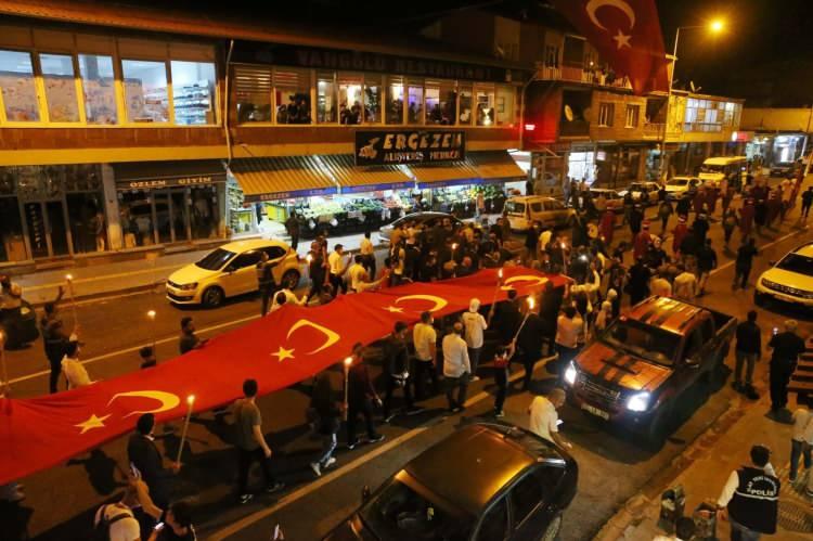 <p>Kaymakamlık önünde toplanan kalabalık açtıkları 150 metre uzunluğundaki Türk bayrağı ve yaktıkları meşalelerle Ulu Cami önüne kadar yürüdü.</p>
