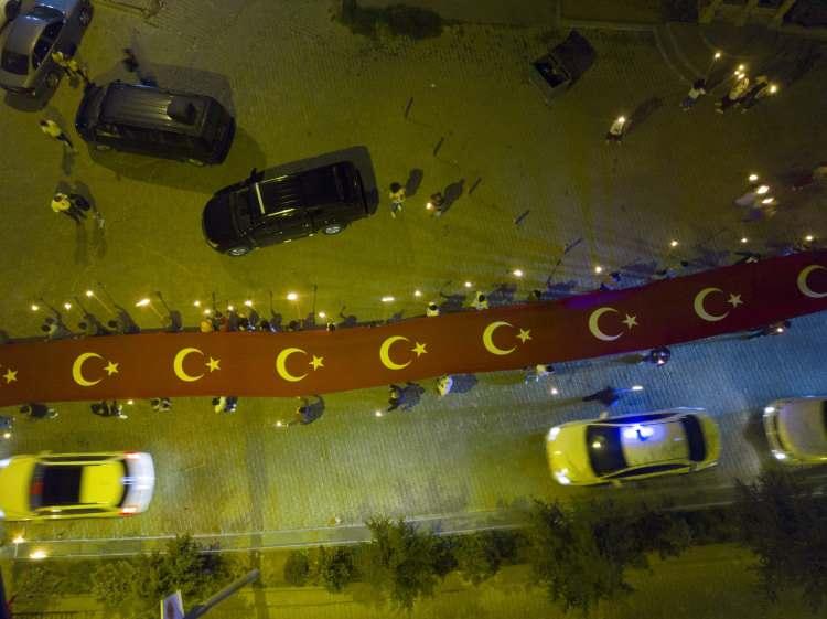 <p> Bu güzellikleri burada huzur içinde yaşıyorsak, Sayın Cumhurbaşkanımızın çok büyük emek ve gayreti var. Yarın misafir edeceğiz. Yarın şereflendirecek." dedi.</p>