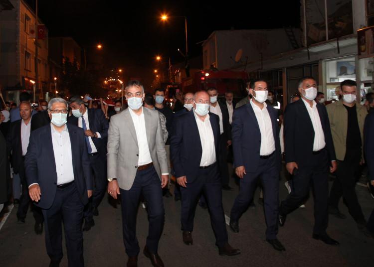 <p>Gençlerle Türk bayrağı taşıyan Demiröz de bu güzel gecede Ahlat'ın kendine yakışanı yaptığını söyledi.<br />
</p>