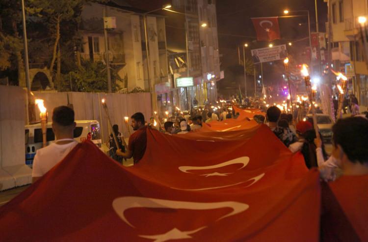 <p>Demiröz, "950. yıl önce Alparslan buradan Malazgirt'e uğurlanırken, bugün aynı şekilde aynı konuyu ve meseleyi paylaşıyorsunuz. Size ve Ahlat'a yakışan bu. 20 yılda bu ülkenin çehresi değişti.</p>