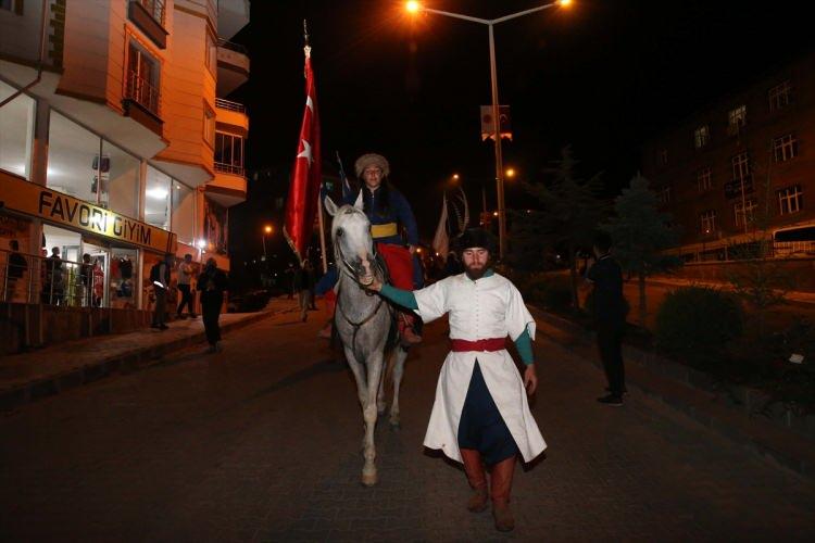 <p> Bu insanların kadrini ve kıymetini bilmek lazım. Ahlat bugüne kadar bunu başardı, bundan sonra da başaracak. Gününüz mübarek olsun." diye konuştu.</p>