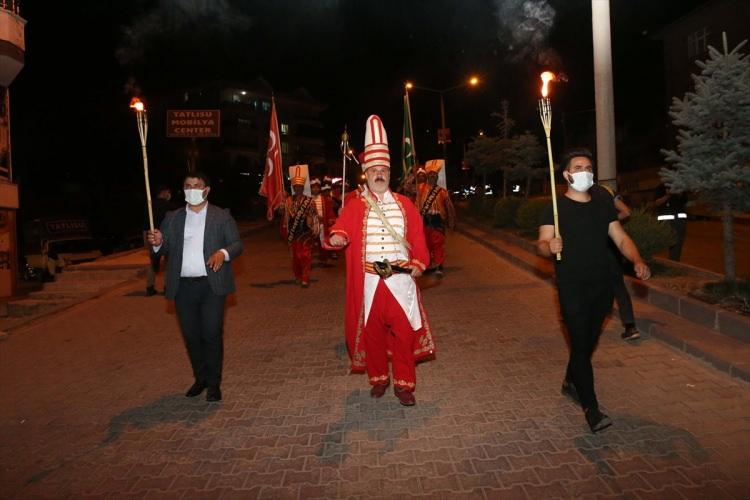 <p>Taşar da bu kutlu ve mutlu gecede kendilerini bir araya getiren Sayın Cumhurbaşkanı ve Okçular Vakfı'na teşekkür ederek, "950. yıl önce Sultan Alparslan'ın bu ülkeyi ve Anadolu'yu bizlere yurt bırakmak için beyaz kefenini giyerek yola çıkmış ve Allah'a şükürler olsun 200 bin kişilik küffar ordusuna karşı 50 bin kişiyle Malazgirt Savaşı'nı kazanmıştır." dedi.</p>