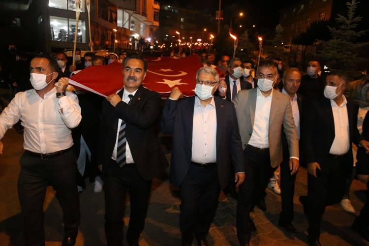<p>Hep birlikte kutlu bir yürüyüşe şahitlik ettiklerini kaydeden Yıldız da şehit kanıyla sulanan bu vatan topraklarına sonuna kadar sahip çıkmak üzere her yıl 26 Ağustos'ta Malazgirt ve Ahlat'ta toplandıklarını aktardı.</p>