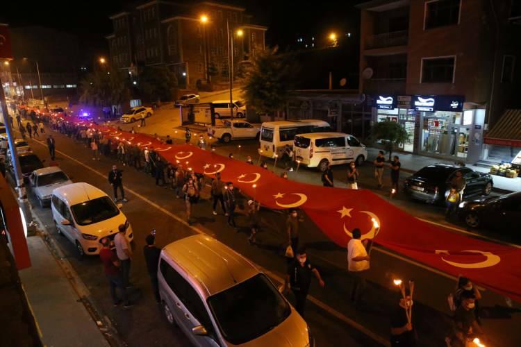 <p>Çoban ise 1071'den bu yana bu toprakların bin yıldır hiç kesintiye uğramadan alemi İslam'a bayraktarlık yaptığını kaydederek, "Bu etkinliklere büyük destek veren başta Cumhurbaşkanımıza ve Okçular Vakfına teşekkür ediyorum.</p>