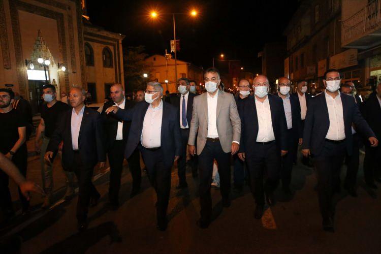 <p>Zaferimiz kutlu olsun. Yarın da Cumhurbaşkanımızı ve MHP Genel Başkanı Devlet Bahçeli beyi karşılıyoruz." diye konuştu.</p>