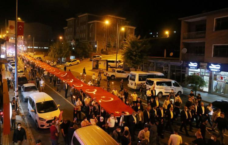 <p>Bu topraklar şehit kanıyla sulandığı için vatandır. Ve bizler bu vatanda sonuna kadar sahip çıkmak üzere her yıl 26 Ağustos’ta Malazgirt’te toplanıyoruz.</p>