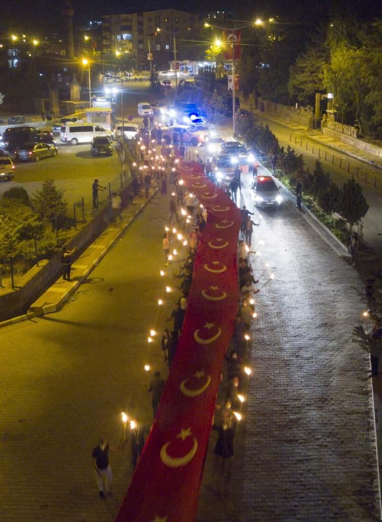 <p><strong>Ahlat</strong>’ta toplanıyoruz. Çünkü diyoruz ki biz 1071’de Sultan Alparslan’la Selçukluyuz. Biz 1453’te Fatih Sultan Mehmet Han'la Osmanlıyız. Biz 1923’te Gazi Mustafa Kemal Atatürk’le ilelebet var olacak Türkiye Cumhuriyeti Devletiyiz” dedi.</p>