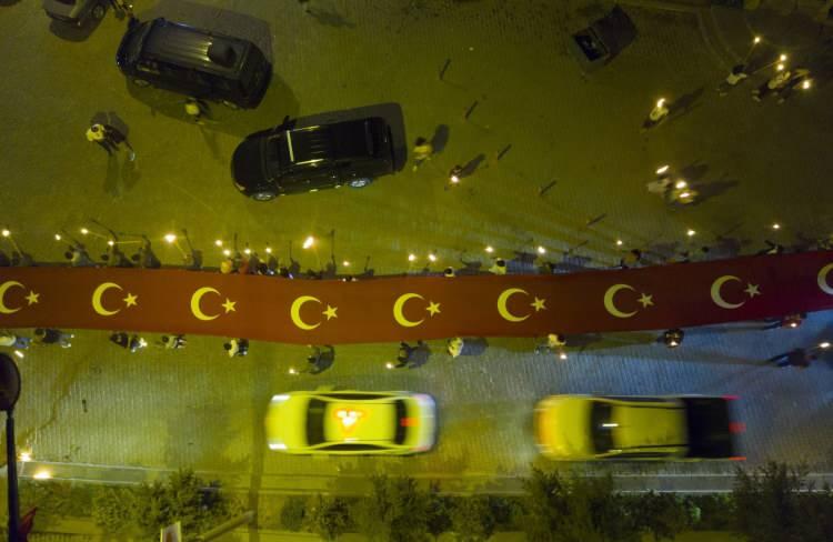 <p>AK Parti Bitlis Milletvekili Cemal Taşar da bu kutlu ve mutlu gecede kendilerini bir araya getiren Sayın Cumhurbaşkanı ve Okçular Vakfı'na teşekkür ederek, "950. yıl önce Sultan Alparslan'ın bu ülkeyi ve Anadolu'yu bizlere yurt bırakmak için beyaz kefenini giyerek yola çıkmış ve Allah'a şükürler olsun 200 bin kişilik küffar ordusuna karşı 50 bin kişiyle Malazgirt Savaşı'nı kazanmıştır" ifadesini kullandı.</p>