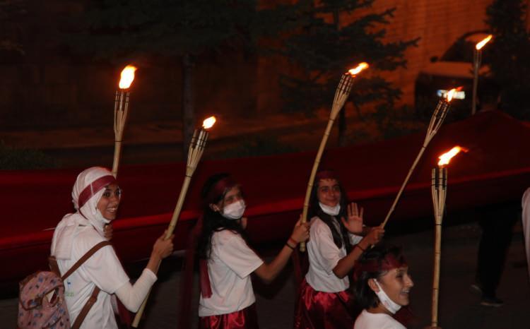 <p>Bu güzellikleri burada huzur içinde yaşıyorsak, Sayın Cumhurbaşkanımızın çok büyük emek ve gayreti var. Yarın misafir edeceğiz. Yarın bizleri şereflendirecek" dedi.</p>