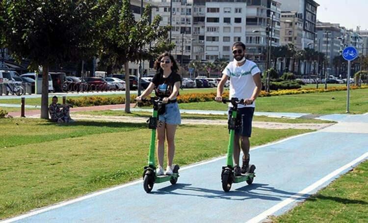 <p>Pandeminin de etkisiyle tüm dünyada kullanımı yaygınlaşan e-scooter’lar, İstanbul’da da en çok tutulan seyahat araçlarından biri oldu.</p>
