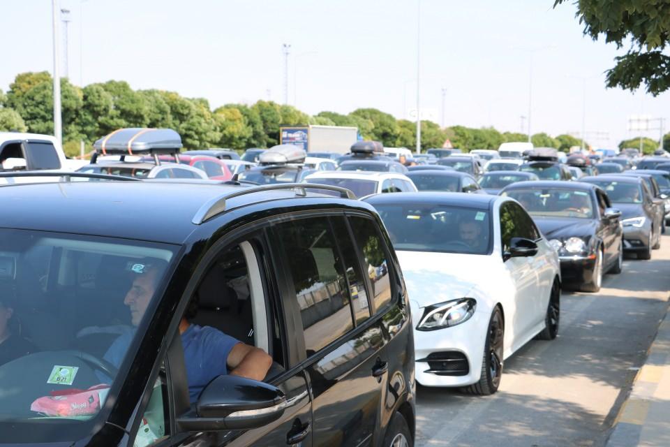 <p>Bulgaristan’da yaşanan sıkıntılardan dolayı bu şekilde rezil rüsva oluyor millet, gerekli bir önlem alınırsa çok mutlu oluruz” ifadelerini kullandı.<br />
</p>