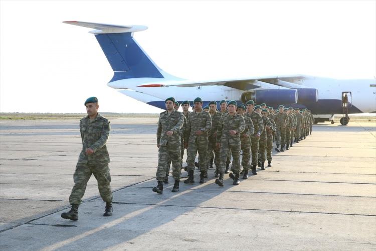 <p>Dün Afganistan'dan ayrılarak hava yoluyla Türkiye'ye geçen 120 Azerbaycan askeri, bugün uçakla ülkelerine geldi.</p>

