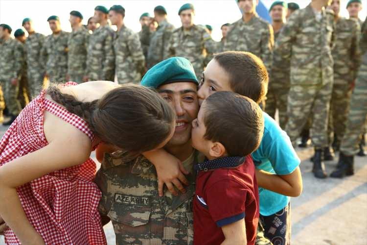 <p> Azerbaycan Savunma Bakanlığına bağlı askeri bandonun milli marşı seslendirdiği törende askerlerin aileleri de hazır bulundu.</p>