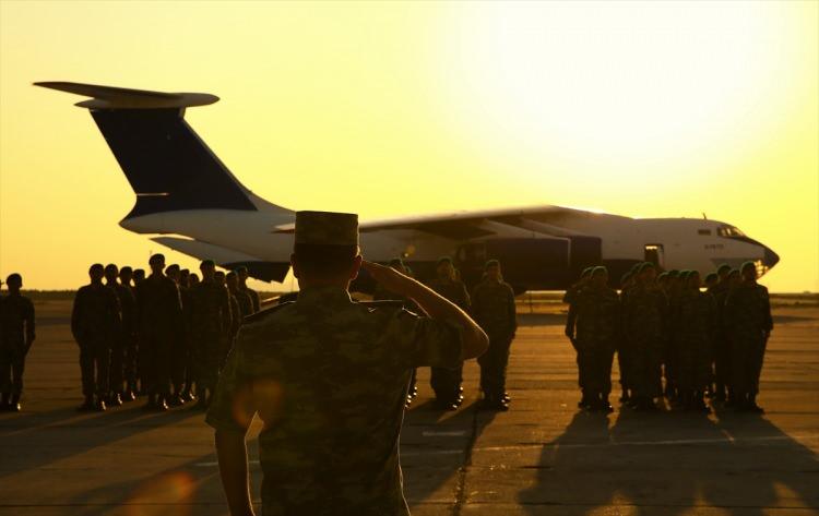 <p>lkesine dönen askerlerden Üsteğmen Meftun Sadigli, basın mensuplarına yaptığı açıklamada, Afganistan misyonunda görev aldığı için gurur duyduğunu söyledi.</p>