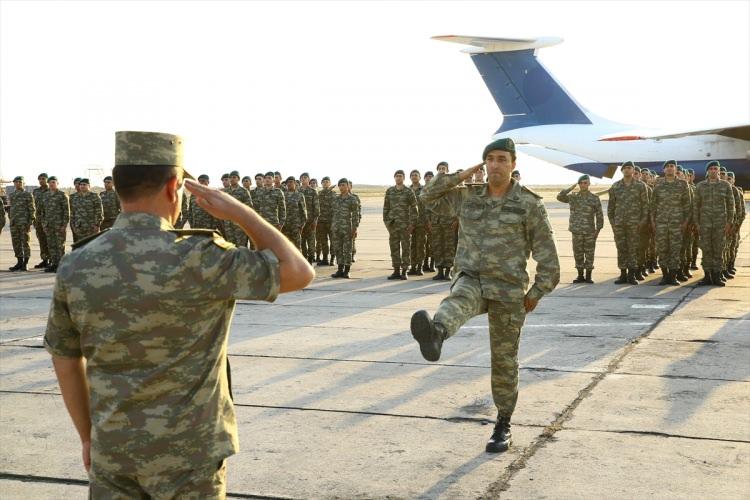 <p>Türk askerleriyle omuz omuza, kardeşlik ilişkisi içinde, hiçbir ayrım gözetmeden birlikte görev yaptık. Tahliye sürecinde de Türk askerleri bize yardımcı oldu." dedi.</p>