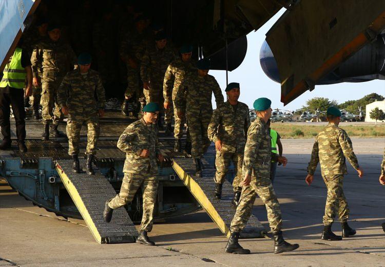 <p>2002'den itibaren önce Uluslararası Güvenlik Destek Gücü (İSAF), sonra ise NATO Kararlı Destek Misyonu kapsamında Afganistan'da görev yapan Azerbaycan askerleri, Türk askerleriyle Kabil'deki havalimanının güvenliğini sağlıyordu.</p>