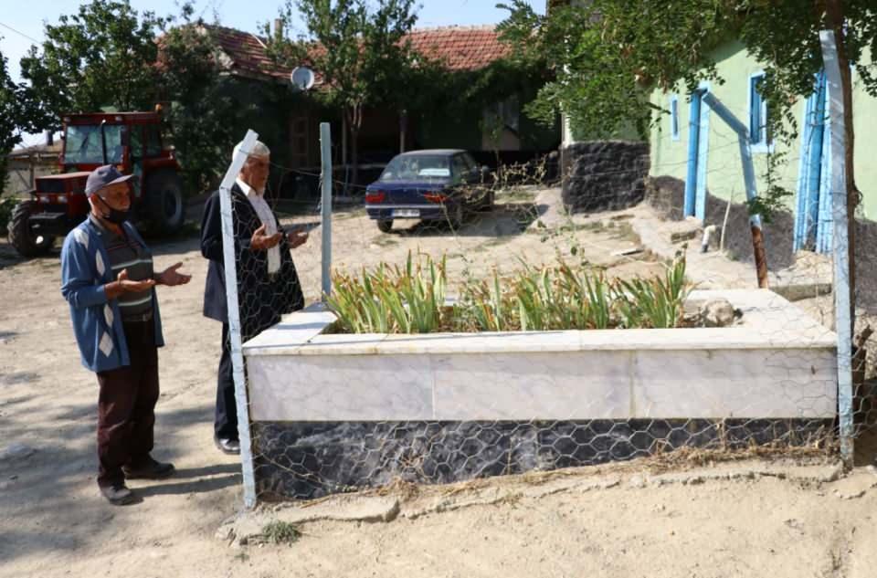 <p><strong>'4 BİNDEN DAHA FAZLA KAYIP, BULMAMIZ GEREKEN VAR'</strong></p>

<p>Erdoğan, yapılan çalışmalar ile yaklaşık 4 bin şehit mezarı bulduklarını belirterek şunları söyledi:</p>

<p>"Doğa Koruma ve Milli Parklar Genel Müdürlüğü, sahada çalışmadan önce bölgede 3 farklı noktada 201 şehidin yeri belliydi. Bunun dışında bilinen şehit yoktu ama şehit sayısı ortada, kayıp şehitler ortada. Sistematik bir çalışma yürüttük. Bugüne kadar 200'e yakın nokta belirlenmişti. Bütün emareler sağlandığı takdirde en son jeoradar yaparak netleştirip, sınırlarını belirleriz. Bu şekilde 200 sahadan yaklaşık 153'ü net, kesin şehitlik olarak ortaya çıktı. Burada da yaklaşık 4 bin şehidimiz var. </p>
