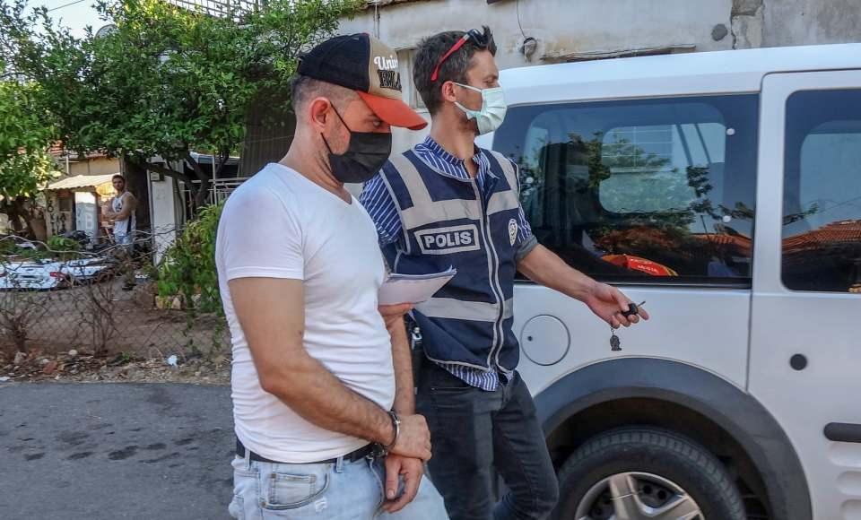 <p> Gecekonduya yapılan baskında otomobili parçaladıkları öne sürülen M.K. ve F.K. adlı kardeşler yakalandı. Araca ait parçalar da gecekondunun bahçesindeki kulübede bulundu. </p>
