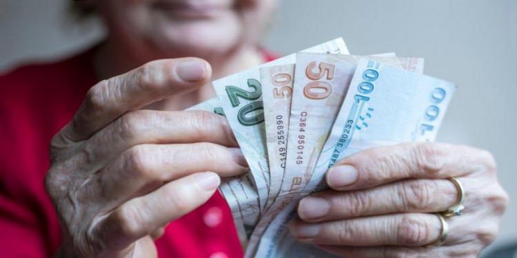<p>Statüye göre artış yapılırsa lise mezunları da yararlanacak. Ayrıca ek gösterge artışının sadece mevcut memurları mı yoksa emekli olmuş memurları da mı etkileceği de yine çalışma gündeminde olacak.</p>
