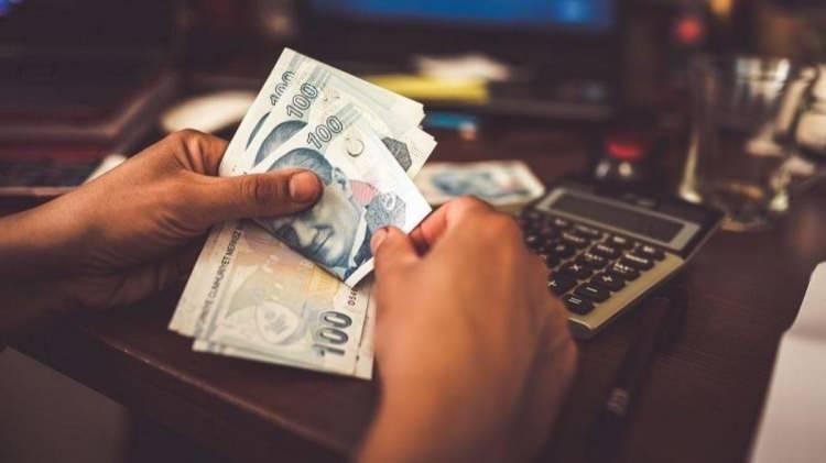 <p>Memurların maaş hesabında kullanılan ölçütlerden birisi olan ek göstergedeki artış mevcut maaşları artırmakla birlikte asıl etkiyi emeklilik ikramiyesine ve emekli maaşına yapıyor.</p>
