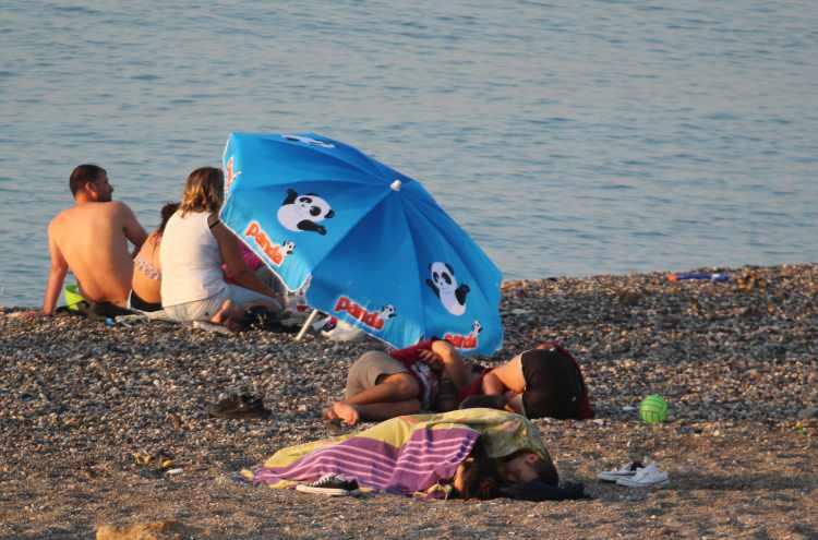 <p>Turizm kenti Antalya’da nemli ve sıcak hava etkisini devam ettiriyor. Hava sıcaklığının 35, nem oranının yüzde 40’ı aştığı kentte hissedilen sıcaklık değeri ise artıyor.</p>
