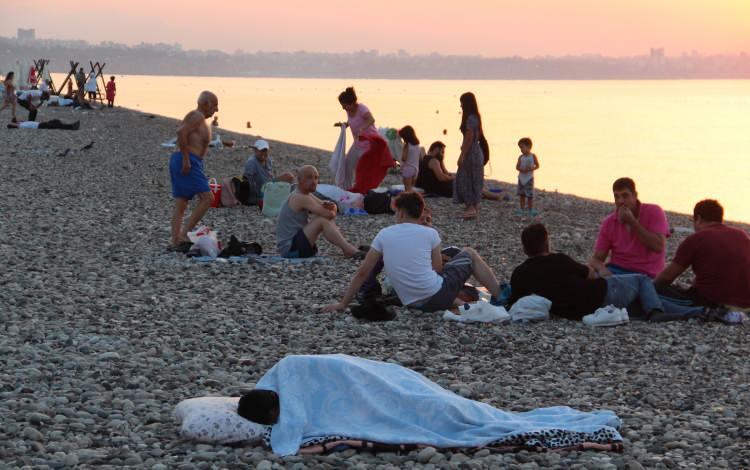 <p>Antalya’da sıcak ve nemli havadan etkilenen vatandaşlar dünyaca ünlü Konyaaltı Sahili’nde uyudu.</p>
