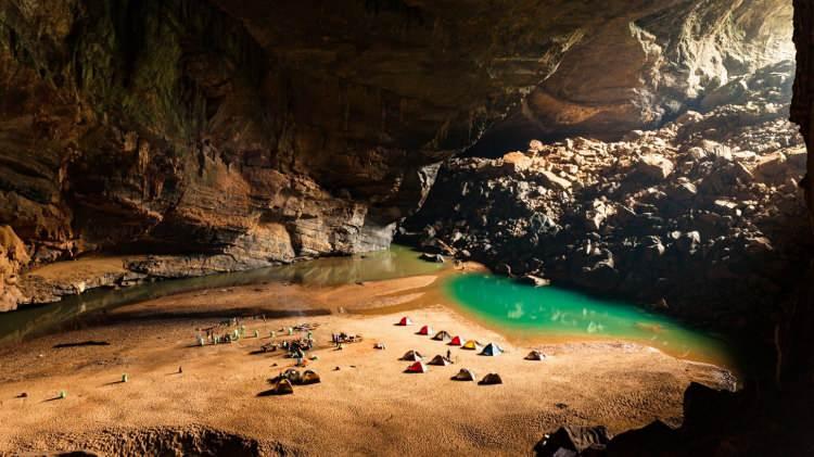 <p><span style="color:#0000CD"><strong>Dünyanın en büyük mağarası olarak nitelendirilen Son Doong mağarası, maceraperestlerin uğrak noktası haline geldi. Peki Son Doong Mağarası nerede? Son Doong Mağarası'nın büyüklüğü ne kadar? Son Doong mağarasına nasıl gidilir? Son Doong mağarası hangi ülkede? İşte tüm merak ettiğiniz soruların yanıtı yazımızda sizleri bekliyor...</strong></span></p>
