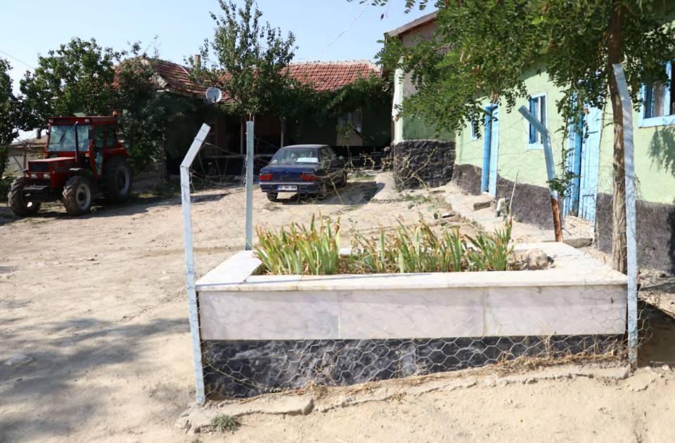 <p>Sakarya'da, 8 bin 600 kayıp asker var. Türk Silahlı Kuvvetleri, 5 bin 713 sayısını zikreder, bunlar künyesi bilinen şehitler. Şehit olan asker, hep Yunan tarafında kalmıştır. 8 bin 600 kayıp askerlerimiz, onların şehit olduğunu bu şekilde peyderpey ispat ediyoruz. Daha fazlası var, 4 binden daha fazla kayıp, bulmamız gereken var. Bir kısmını Yunan defnettiği için zaman içinde tarlalar sürülürken kemikler ortaya çıktıkça ya da şansımız yaver giderse ancak bulabileceğiz. Herkes 'neden bunlar kayıp oldu' diyor. </p>