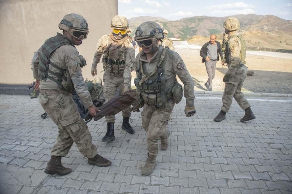 <p>Güvenlik güçlerinin yardımı sayesinde helikopterle eserlerin bulunduğu bölgeye gittiklerini anlatan Öncel, "Onlara da ayrı bir teşekkür etmek istiyorum ve kendilerinin emekleri oldukça fazlaydı. Biz öncesinden bölgeye gittik ve bu parçaları almaya çalıştık.</p>