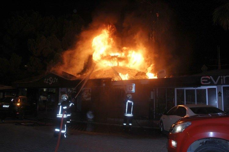 <p>Yangın, Cumhuriyet Mahallesi Atatürk Caddesi’ndeki bir kafede akşam saatlerinde meydana geldi. Bacada çıkan yangında rüzgarın da etkisi ile kısa sürede yayınlan alevler tüm çatıyı sararak bitişikte bulunan başka bir kafeye de sıçradı.</p>
