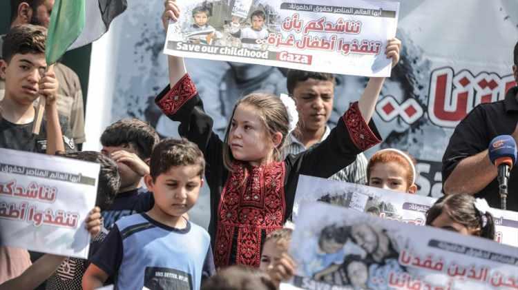 <p>Gazze Şeridi'nin kuzeyindeki Beyt Hanun (Erez) Sınır Kapısı önünde Filistinli grupların çağrısıyla düzenlenen eyleme çok sayıda Filistinli çocuk katıldı.</p>
