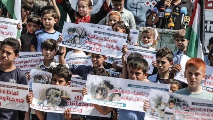 <p> Filistin bayrakları ve pankartlarla 15 yıldır devam eden İsrail ablukasını protesto eden çocuklar, ellerindeki balonları gökyüzüne bıraktı. </p>
