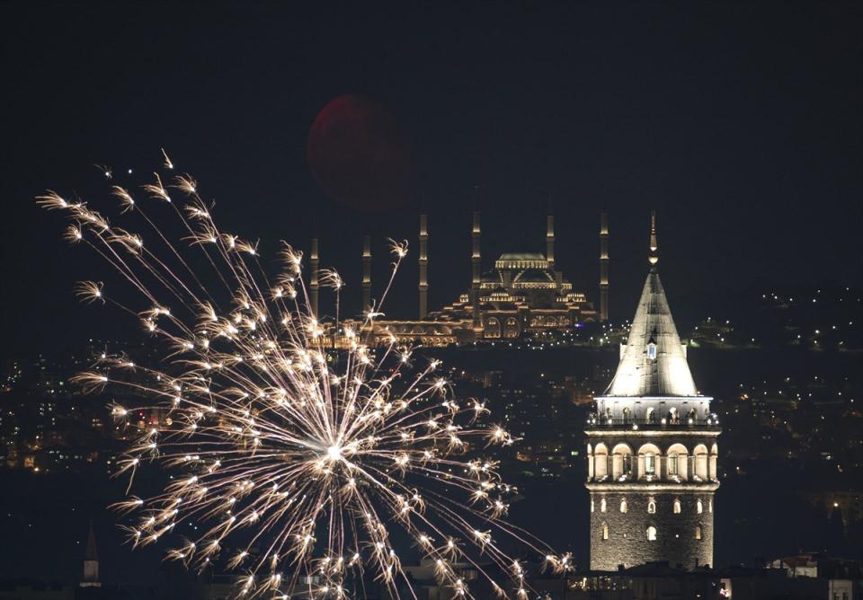<p>İstanbul'da yarım Ay, Büyük Çamlıca Camisi ve Galata Kulesi ile güzel görüntü oluşturdu.</p>

<p> </p>
