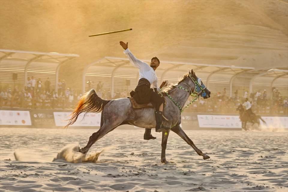 <p>Bitlis'in Ahlat ilçesinde, 26 Ağustos Malazgirt Zaferi'nin 950. yıl dönümü etkinliklerle kutlanıyor. Atlı sporcular, "1071 Sultan Alparslan Ahlat Otağı"nın kurulduğu Çarho mevkisinde yer alan hipodromda atlı savaş teknikleri ile ilgili bir gösteri yaptı.</p>
<p> </p>