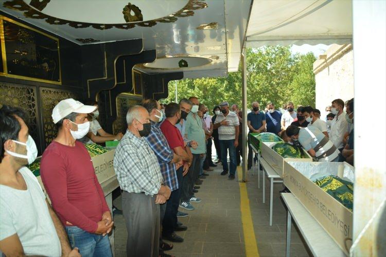 <p>Kazada hurda yığınına dönen hafif ticari araçtaki Mesut Ocak (41), eşi Fatma Ocak (41), çocukları sürücü Hacı Hasbi Ocak (20), Asude Ocak (9), Fatih Ocak (18) ve Feyzanur Kofa (24) yaşamını yitirdi, Nisanur Ocak ile TIR şoförü İsmail Yılmaz ise yaralandı.</p>