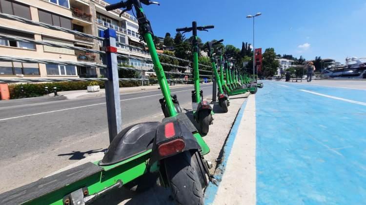 <p>HIZ SINIRI DÜŞÜYOR </p>

<p> </p>

<p> E-scooter’lar için daha önce 25 kilometre olarak belirlenen hız limitinin Moskova ve Tokyo’da 15, Paris, Berlin, Oslo, </p>
