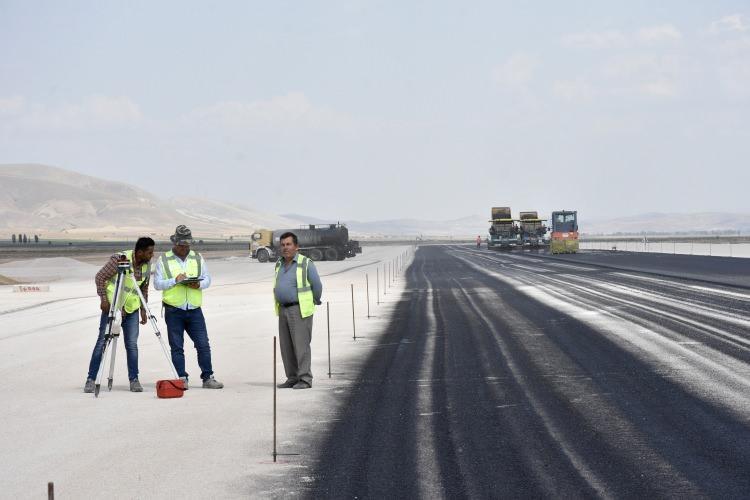 <p>Altyapı sonrası üst yapı ile ilgili de Bakanlığımızın teknik birimlerince projelendirme çalışmaları yürütülmekte. Bu projelerin tamamlanmasının akabinde hızlı bir şekilde üst yapı ihalesinin de yapılarak insanımızın özlemle beklediği havalimanına yönelik Gümüşhane ve Bayburt'taki vatandaşlarımızın beklentisi karşılanmış olacak."</p>