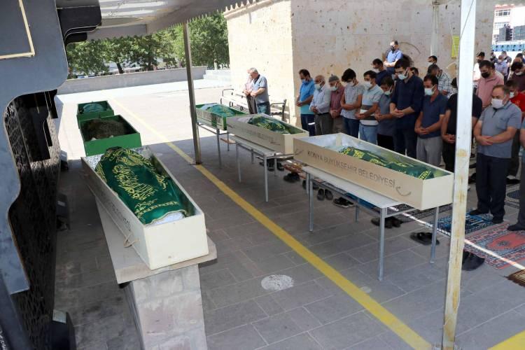 <p>Kılınan cenaze namazının ardından Ocak ailesi ile Feyzanur Kofa'nın cenazesi Kavacık Mahallesinde toprağa verildi.</p>