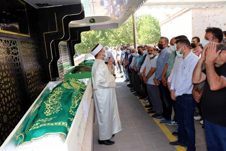 <p>Hastanede yapılan otopsinin ardından cenazeler Kayseri'nin Yahyalı ilçesine gönderildi. Camikebir’de kılınan cenaze namazına, Yahyalı Belediye Başkanı Esat Öztürk, olayda yaşamını yitirenlerin yakınları ve çok sayıda vatandaş katıldı.</p>
