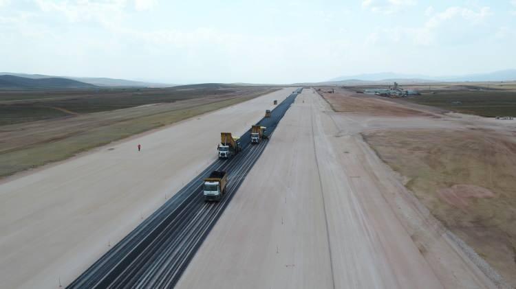 <p>Her iki şehrin projeden ciddi manada beklenti içerisinde olduğuna işaret eden Taşbilek, projeyle çok sayıda gurbetçi için memleketine ulaşımın son derece rahatlayacağını belirtti.</p>