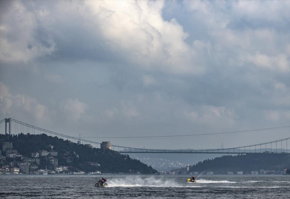 <p>Bu performansını sergileyebilmek için bir yıl çalıştığını belirten Robbie Maddison, "İstanbul Boğazı'nın derin akıntı ve sularında motosikletimi ilk kez kıtalararası sürdüğüm için çok heyecanlıyım. </p>