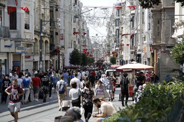 <p>Türkiye'de son haftalarda artış gösteren koronavirüs vakaları ve ölümlere rağmen İstiklal Caddesi'nde maske ve mesafe kuralına uymayanlar artıyor. Her gün yerli ve yabancı binlerce kişiyi ağırlayan caddede kimi maskelerini ellerinde taşırken, kimi de koluna takarak yürüyor. </p>

