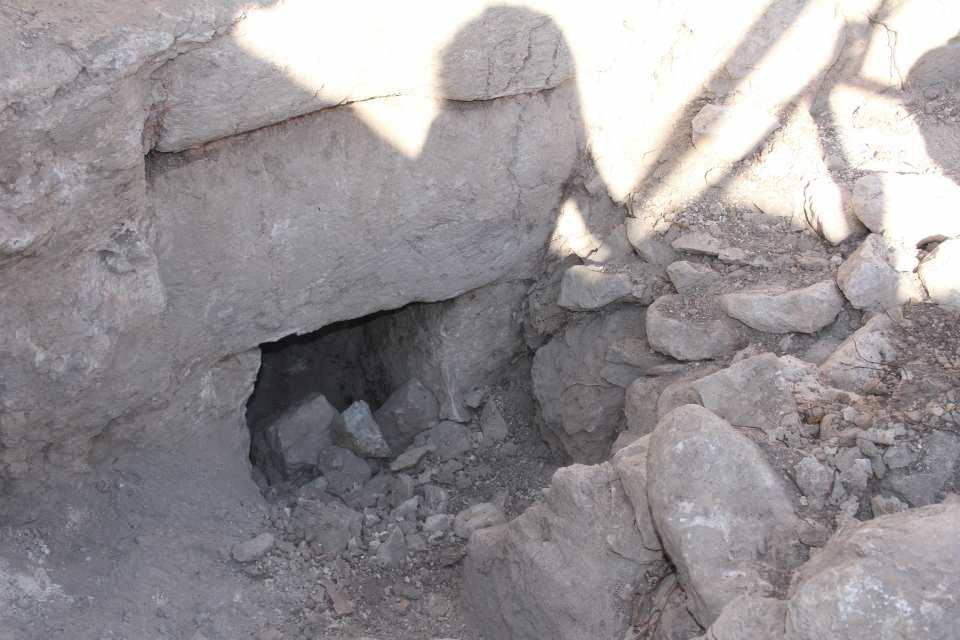 <p>Mersin’in merkez Mezitli ilçesinde yer alan ve sütunlu caddesi, höyüğü, antik limanı, su kemerleri, hamamı ve akropolleri ile dünya tarihi miraslarından birini oluşturan Soli Pompeiopolis Antik Kenti'nde, 1999 yılında başlayan kazı çalışmalarının bu yıl 22’incisi gerçekleştiriliyor. Tarihi M.Ö. 1500 yılına uzanan Soli Pompeiopolis Antik Kenti'nde bu yılki kazılar 4 Temmuz’da başladı.</p>
<p> </p>