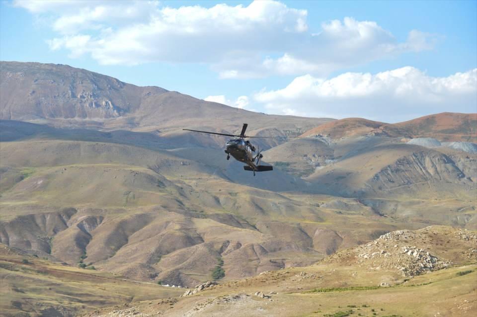 <p><strong>- Taşınmasının zor olması nedeniyle iki helikopter devreye girdi</strong></p>
<p>Yaklaşık bir hafta önce topların bulunduğu alana keşif amaçlı giden müze personeli, söz konusu top parçalarının insan gücü ile taşınmasının zor olması sebebiyle Valilik bilgisinde İl Jandarma Komutanlığından helikopter talep etti.</p>
<p> </p>