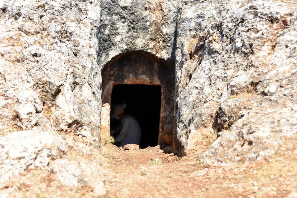 <p>Pazarcık ilçesi Bağdınısağır Mahallesi'nde 240 dönümlük alandaki Kırk Mağaralarda Roma döneminde kayaların oyularak yapıldığı mezarlar bulunuyor. Kültür ve Turizm Bakanlığı'nca ilk arkeolojik kazıları geçen yıl başlatılan ve dönemin yöneticileri, aristokratları, din adamları ile zenginleri için yapılan kaya mezarlarının 6'sı gün yüzüne çıkarıldı. Müze Müdürü ve Kazı Başkanı Safinaz Acıpayam, bu yıl da 6 veya 7 mezar açmayı planladıklarını söyledi.</p>
<p> </p>
