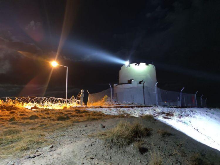 <p>Kaçak göçmen geçişlerinin engellenmesi amacıyla Van'ın İran sınırındaki Çaldıran ilçesinden başlatılan, Ağrı'nın Doğubayazıt ile Hakkari'nin Yüksekova ilçesi hattına kadar uzanan modüler duvar, akıllı kule ve hendek kazım çalışmaları sürerken, güvenlik güçlerinin çalışmaları da sürüyor.</p>